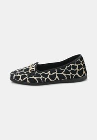 Scarpa slip-on con motivo giraffa in bianco e nero, punta rotonda, texture liscia e dettaglio a fibbia in tono oro. Parte superiore in tessuto morbido e suola piatta.