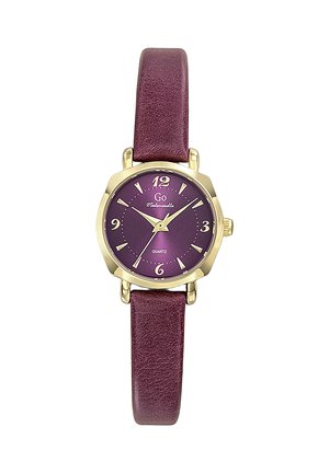 Montre-bracelet pour femme avec boîtier en or, cadran violet avec chiffres et aiguilles dorés, et bracelet en cuir violet texturé.
