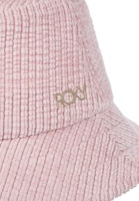Różowy kapelusz bucket z korduroju o ryżowej strukturze, z złotym akcentem w postaci logo "ROXY". Design zawiera szeroki rondo zapewniające ochronę przed słońcem.
