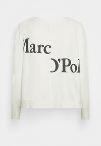 Bílá mikina s dlouhými rukávy, na zadní straně s velkým černým textem "Marc O'Polo", vyrobená z měkkého materiálu s volným střihem.