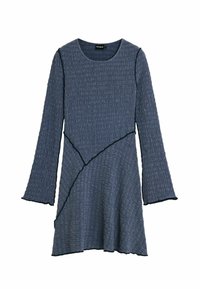 Tmavomodré pletené šaty s dlhými rukávmi, s textúrovaným vzorom a asymetrickým lemom, zdobené kontrastným čiernym prešívaním.
