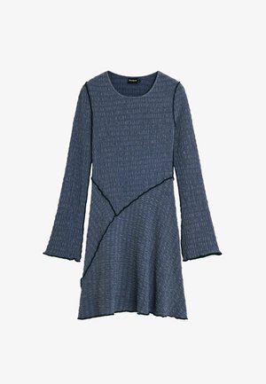 Abito lavorato a maglia blu scuro con maniche lunghe, caratterizzato da un motivo a rilievo e un orlo asimmetrico, rifinito con cuciture nere a contrasto.