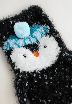 Schwarze und weiße, flauschige Socken mit einem Pinguin-Design, der einen karierten blauen Hut mit einem Bommel trägt und mit einem orangefarbenen Schnabel akzentuiert ist.