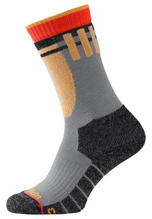 Chaussette grise avec un bout et un talon noirs, accents orange et jaune, bord côtelé et un design texturé pour plus de grip et de confort.