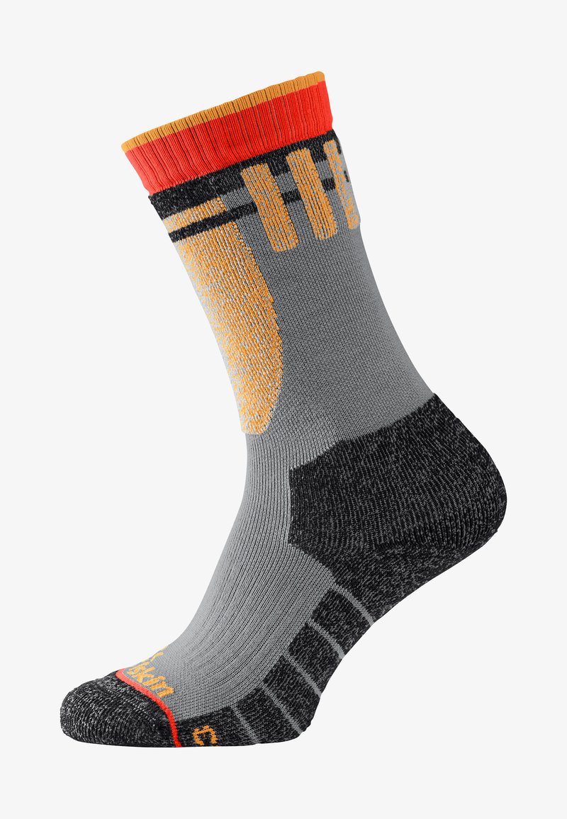 Calzino grigio con punta e tallone neri, dettagli arancioni e gialli, parte superiore a coste e design testurizzato per aderenza e comfort.