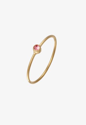 Guldring med en tynd ring og en central pink ædelsten. Designet har glatte kurver og en poleret metaloverflade.
