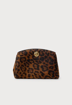 Pochette en tissu léopard avec un dessus arrondi, dotée d'une fermeture à pression circulaire dorée et d'une texture lisse. Tons riches de marron et de noir.