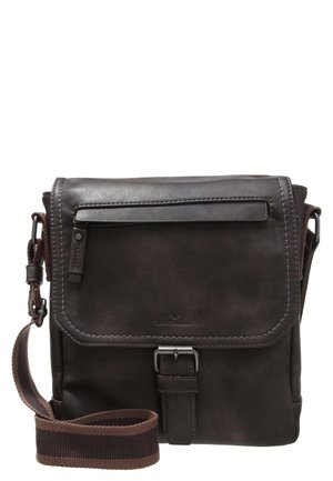 Sac bandoulière en cuir marron foncé avec rabat devant, fermeture à boucle, poche zippée et sangle réglable en tissu marron.