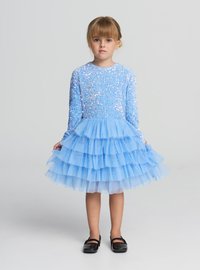 Vestito blu scintillante con maniche lunghe, caratterizzato da una gonna a strati in tulle. La parte superiore è decorata con paillettes, creando un motivo testurizzato.
