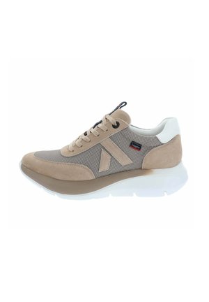 Zapatilla de malla beige y gris con detalles en ante, lengüeta blanca trasera, cierre con cordones, suela blanca gruesa y pequeño logo en el lateral.