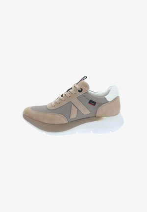 Zapatilla de malla beige y gris con detalles en ante, lengüeta blanca trasera, cierre con cordones, suela blanca gruesa y pequeño logo en el lateral.