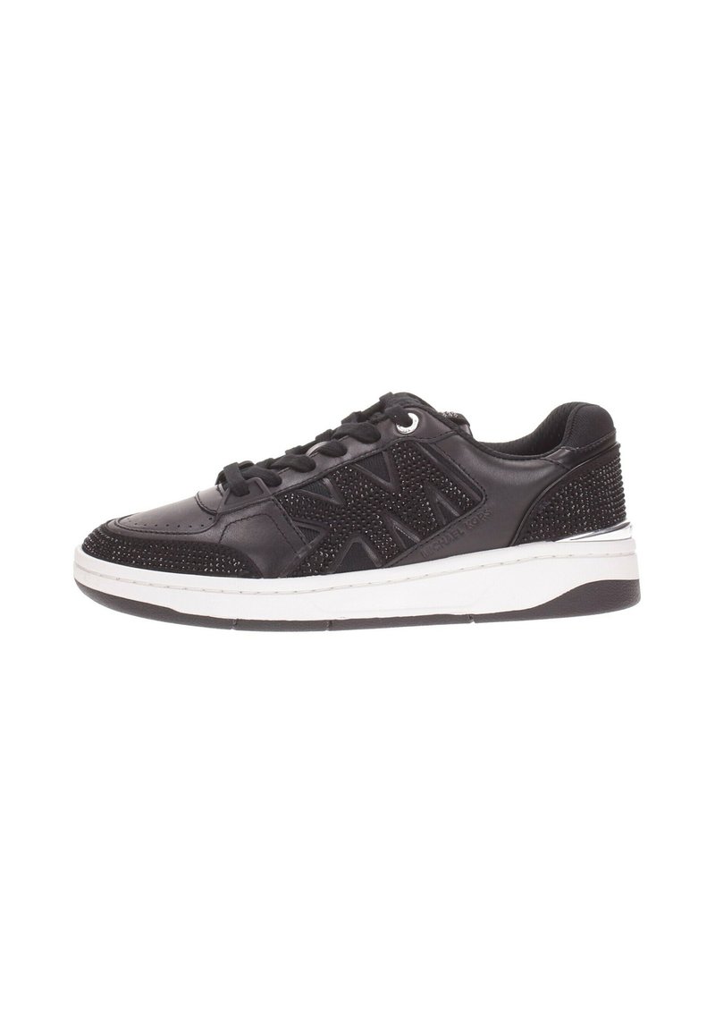 Sneaker in pelle nera con accenti testurizzati, suola bianca e design con lacci. Caratteristiche includono dettagli perforati e lucidi sul tallone.