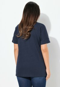 Ulla Popken DECORATIVE SEAM TEE - Jednoduché tričko - marine