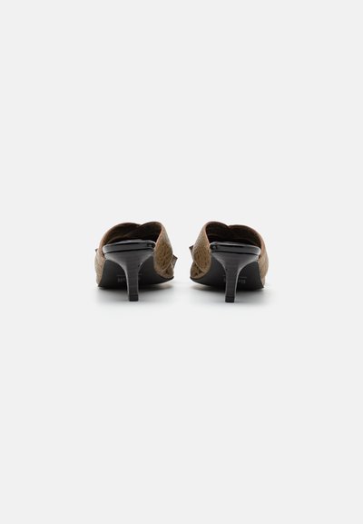 GmbH ZINA BOW MULE CROC EMBOSSED - Korolliset pistokkaat - brown