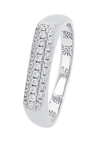 Anillo de plata con un diseño de pavé de zirconia cúbica en la parte frontal y una banda pulida y suave, con un interior estampado.