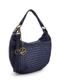 Námořnická modrá tkaná kožená kabelka s jedním polstrovaným držadlem, nastavitelným popruhem a dekoračním kulatým mosazným přívěskem na řetízku.