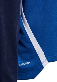 Blauwe en marineblauwe sportstof met een witte streepdetail en "BEECOOL" tekst op getextureerd materiaal vlak bij de zoom.
