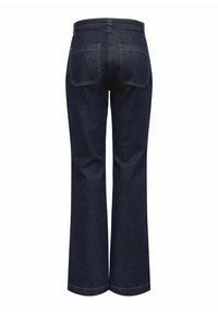 Jean en denim foncé avec une coupe évasée, comportant deux poches arrière, des coutures jaunes et une finition lisse et texturée.