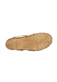 Sandalino color beige chiaro con suola in gomma testurizzata, caratterizzato da più fascette strette e una soletta sagomata. Modello di battistrada prominente sul fondo.