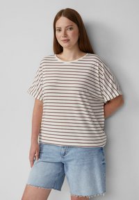 Cremfarbendes T-Shirt mit kurzen Ärmeln und maroonfarbenen horizontalen Streifen, lässige Passform, runder Ausschnitt, kombiniert mit hellblauen Denim-Shorts.