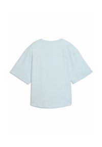 Ανοιχτό μπλε βαμβακερό μπλουζάκι με κοντά μανίκια, άνετη γραμμή, στρογγυλή λαιμόκοψη και σχεδίαση χωρίς ραφές στην πλάτη. Απαλή υφή με ελάχιστες λεπτομέρειες.