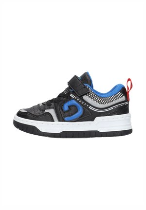 Zwarte sportschoen met blauwe accenten, synthetische bovenzijde, mesh details, klittenbandsluiting en rubberen zool. Voorzien van een lichte hak en een gevoerde kraag.