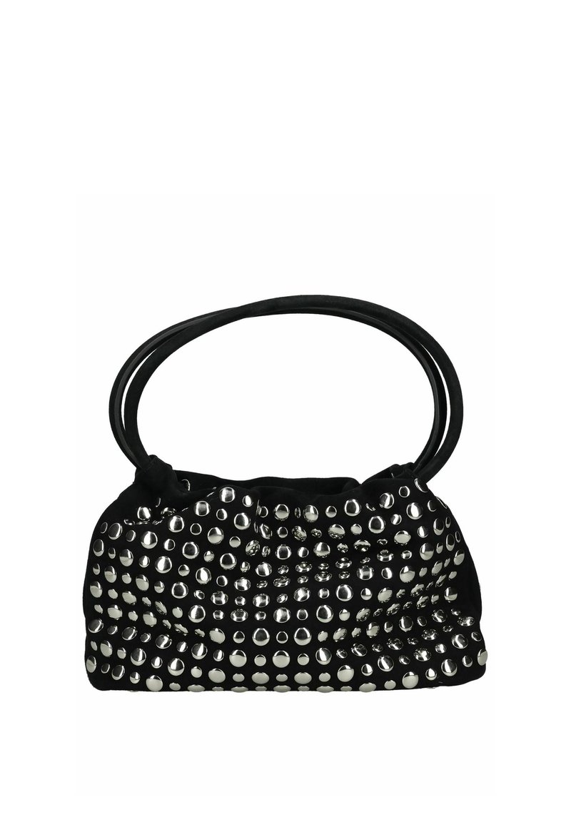 Bolso negro con dos asas redondas, decorado con múltiples tachuelas plateadas reflectantes en toda su superficie.