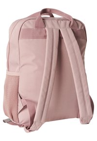 Roze stoffen rugzak met een gestructureerde afwerking, gevoerde verstelbare schouderbanden, zijvak van gaas en handvat aan de bovenkant. Eenvoudig rechthoekig ontwerp.