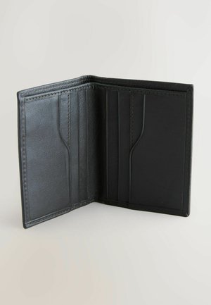 Schwarzes Lederportemonnaie mit mehreren Kartenfächern, strukturiertem Innenraum und genähten Kanten. Die offene Ansicht zeigt ein minimalistisches Design und eine glatte Oberfläche.