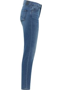 Jean en denim coupe slim de couleur bleu foncé avec une texture lisse, design à cinq poches, et une étiquette à la ceinture. Présente un détail de couture discret.