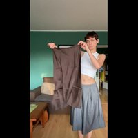 Tissu en satin marron maintenu, présentant une texture lisse et une forme droite avec un subtil éclat. Aucun motif ni détail matériel visible.