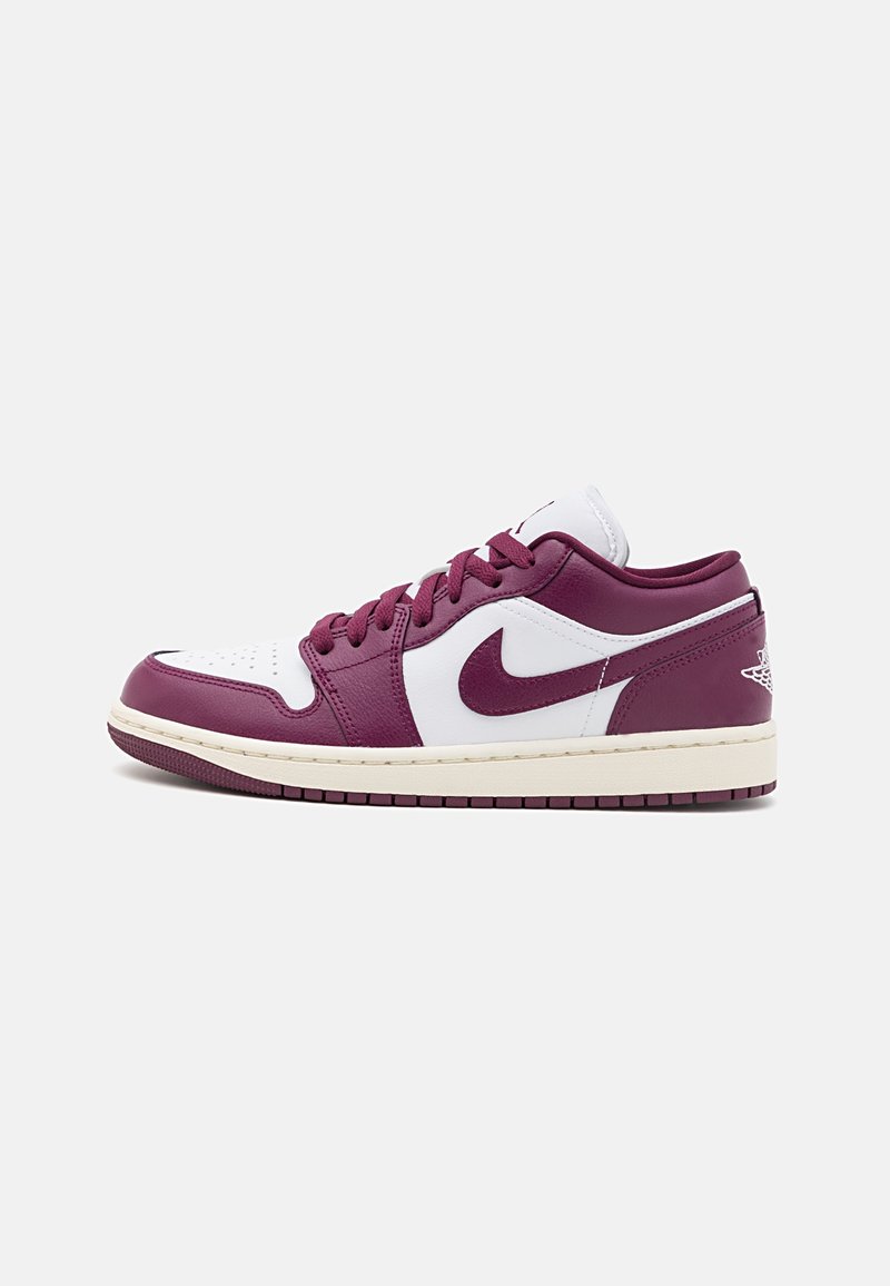 Baskets basses Nike Air Jordan en cuir bordeaux et blanc avec des lacets bordeaux et une semelle blanche, vues de côté.