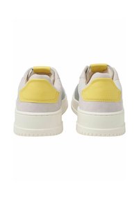 Baskets avec une tige en suède gris doux, des accents de talon en cuir jaune et une semelle en caoutchouc blanc avec un motif texturé. Étiquette de talon renforcée incluse.