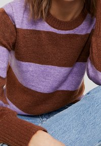Brun och lavendelfärgad randig tröja med rund halsringning och ribbade muddar. Mjuk textur, med bredare horisontella ränder.