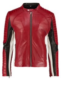 Rode leren motorjack met gequiltte schouder- en mouwaccenten, zwart-witte panelen en een voorritssluiting.