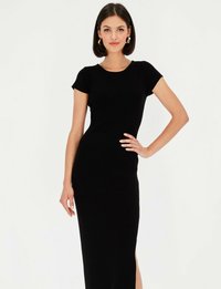 Czarna dopasowana sukienka z okrągłym dekoltem i krótki rękawami. Materiał jest prążkowany, a sukienka ma boczny rozcięcie dla swobody ruchów.