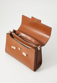 Borsa a mano in pelle marrone con un design strutturato, caratterizzata da dettagli dorati, una tasca interna con zip e una chiusura a scatto magnetico.