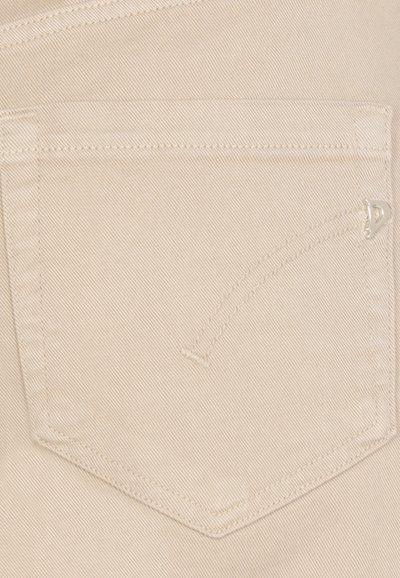 Tessuto di denim beige con una tasca posteriore caratterizzata da un design decorativo cucito e un piccolo dettaglio in metallo argentato.