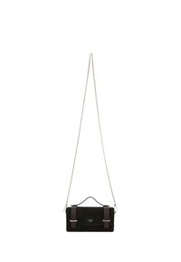 Petit sac à main rectangulaire noir avec deux lanières marron foncé, une poignée supérieure et une longue bandoulière chaîne argentée.