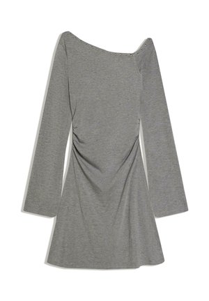 Grå langærmet kjole med asymmetrisk halsudskæring pyntet med små sølvnitter, let rynket talje og udvidet nederdel.