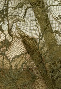 Olivengroen kantstof met een mix van net- en bloempatronen, met een fijne, delicate textuur en intrigerende details door het hele ontwerp.