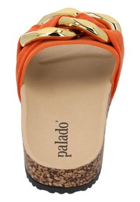 Infradito arancioni con tomaia testurizzata, caratterizzati da dettagli in catena metallica dorata. Suola in sughero e battistrada in gomma per una buona aderenza.