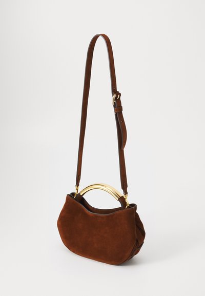 Braune Wildleder-Handtasche mit einem geschwungenen Griff aus Goldtone und verstellbarem Schultergurt, mit einer weichen, strukturierten Oberfläche.