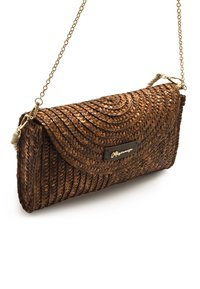 Bolso de mano marrón tejido con solapa doblada, correa de cadena dorada y placa de logo metálica; acabado texturizado con detalle de patrón en espiral.