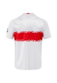 Maglia sportiva bianca con una larga striscia orizzontale rossa. Motivo testurizzato sul tessuto bianco, maniche corte e collo rotondo.