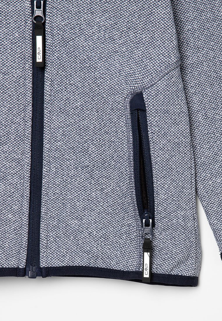 Giacca in pile grigia a fantasia con zip blu navy e tasche laterali. Presenta un tessuto trapuntato e un logo CMP sul tirazip.