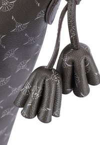 Borsa in pelle marrone con una texture e un design a pattern. Presenta due nappine in pelle arrotondate e una tracolla coordinata.