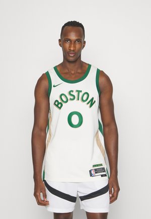 Maillot de basket-ball blanc avec des bordures vertes, "BOSTON" en or, numéroté "0" au centre, accompagné de shorts blancs avec un accent noir.
