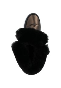 Zapatillas de casa de piel sintética negra con un revestimiento textil bronce brillante y punta redonda, que cuentan con un interior suave y acolchado y suela de goma blanca.
