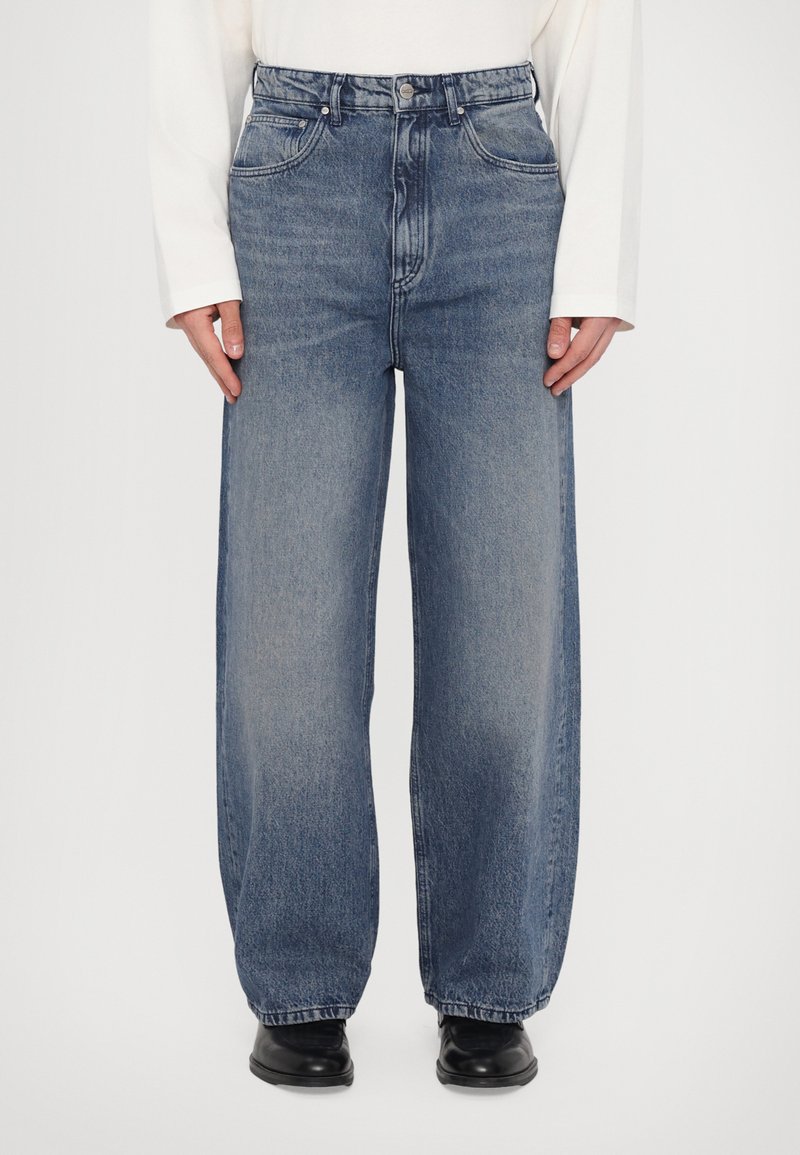 Mitteldunkle blaue Jeans aus Denim mit einem lockeren Schnitt, geraden Beinen, fünf Taschen und einem Metallknopfverschluss am Bund.
